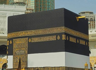 Mekke, Suudi Arabistan, 12 Haziran 2024: İhram giysili El-Kabe, İslam 'ın en önemli camii ve en kutsal yeri olan Mescidi Haram' ın merkezindeki taş bina.