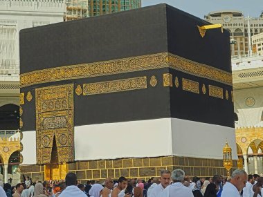 Mekke, Suudi Arabistan, 12 Haziran 2024: İhram giysili El-Kabe, İslam 'ın en önemli camii ve en kutsal yeri olan Mescidi Haram' ın merkezindeki taş bina.