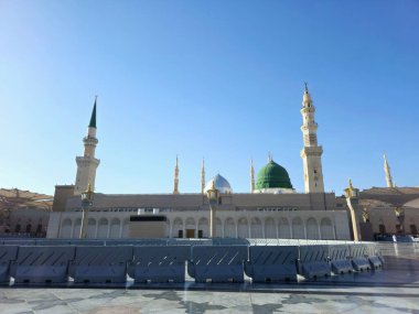 Medine, Suudi Arabistan, 26 Haziran 2024: Peygamberin Camii 'nin Minare ve Yeşil Kubbesi ya da Müslümanlar için en önemli camilerden biri olan Madinah' taki Mescid Al Nabawi.