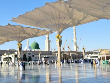 Medine, Suudi Arabistan, 26 Haziran 2024: Peygamberin arka planda birçok vinç kulesi ve inşaatı bulunan yeni camisi, El-Medine El Nabawi 'nin alanlarını genişletmek için yeni uzantılar
