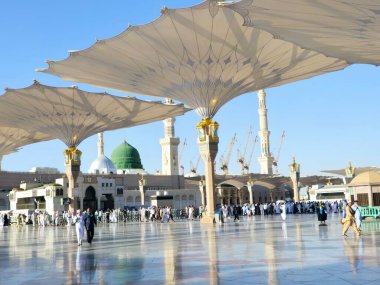 Medine, Suudi Arabistan, 26 Haziran 2024: Peygamberin arka planda birçok vinç kulesi ve inşaatı bulunan yeni camisi, El-Medine El Nabawi 'nin alanlarını genişletmek için yeni uzantılar