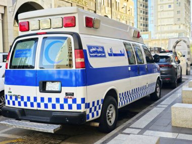 Medine, Suudi Arabistan, 26 Haziran 2024: Endonezya Cumhuriyeti hacıları için GMC ambulans aracı, Madinah şehrindeki hacılara tıbbi bakım ve sağlık hizmetlerine ait.