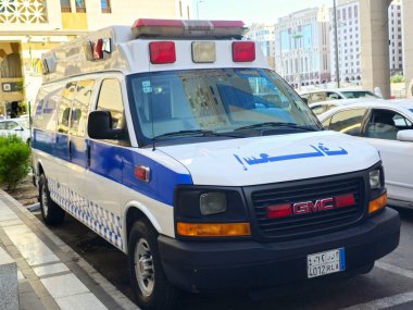 Medine, Suudi Arabistan, 26 Haziran 2024: Endonezya Cumhuriyeti hacıları için GMC ambulans aracı, Madinah şehrindeki hacılara tıbbi bakım ve sağlık hizmetlerine ait.