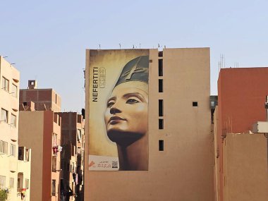 Giza, Mısır, 27 Eylül 2024: Halka yolundaki binaların çevresindeki Büyük Giza Mısır müzesi yolundaki dış görsel iyileştirmeler, çevre yolundaki binaların boyanması ve geliştirilmesi