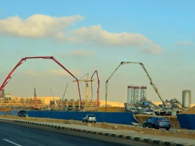 Kahire, Mısır, 30 Eylül 2024: Yeni binalar ve yeni Kahire 'deki apartmanların yüksek binaları, yeni binaya beton pompa döşemesi, Mısır gayrimenkul projesi