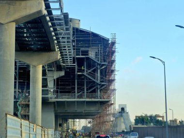 Kahire, Mısır, 30 Eylül 2024: iskeleler ve vinçlerle inşa halinde olan tek raylı istasyon alanı, Kahire tek raylı tek hatlı hızlı ulaşım sistemidir.