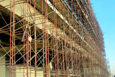 Kahire, Mısır, 30 Eylül 2024: iskeleler ve vinçlerle inşa halinde olan tek raylı istasyon alanı, Kahire tek raylı tek hatlı hızlı ulaşım sistemidir.