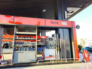 Kahire, Mısır, 30 Eylül 2024: Benzin ve petrol istasyonu, bir benzin istasyonu, dolum tabancalı servis istasyonu, dijital birim fiyatı ve litre ölçüm cihazı, enjektör ayarlı cihaz