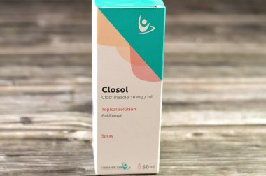 Kahire, Mısır, 29 Eylül 2024: Closol clotrimazol 10 mg mantar önleyici sprey, çeşitli mantar enfeksiyonlarının tedavisinde kullanılan ve mantarların büyümesini engelleyen bir antifungal ilaç