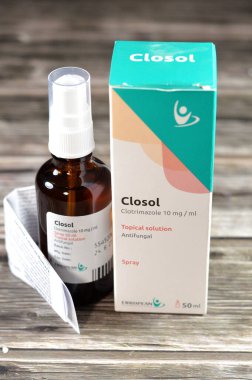 Kahire, Mısır, 29 Eylül 2024: Closol clotrimazol 10 mg mantar önleyici sprey, çeşitli mantar enfeksiyonlarının tedavisinde kullanılan ve mantarların büyümesini engelleyen bir antifungal ilaç