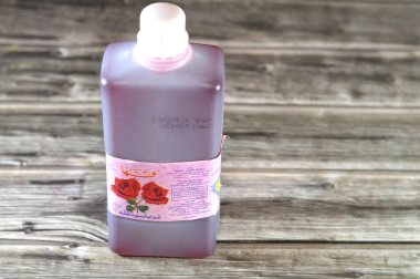 Kahire, Mısır, 24 Eylül 2024: Kaha aromalı gül şurubu, aromalı gül şurubu, Kaha, 1940 yılında gıda endüstrisine bağlı olarak kurulmuş bir Mısır korunmuş gıda birliğidir.