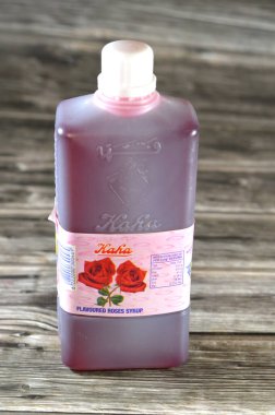 Kahire, Mısır, 24 Eylül 2024: Kaha aromalı gül şurubu, aromalı gül şurubu, Kaha, 1940 yılında gıda endüstrisine bağlı olarak kurulmuş bir Mısır korunmuş gıda birliğidir.