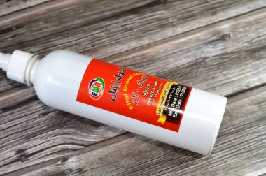 Kahire, Mısır, 19 Eylül 2024: EMA Etil Alkol, etanol, kimyasal formülü CH3CH2OH olan organik bir bileşik, uçucu, yanıcı, renksiz bir sıvı, dezenfektan olarak kullanılıyor.