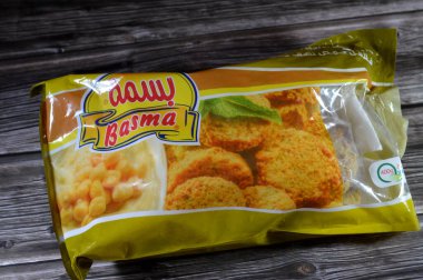 Kahire, Mısır, 24 Eylül 2024: Basma donmuş önceden kızartılmış falafel, geleneksel Mısır kızarmış falafel köfteleri, yeşil hamburger, kuru bezelye, derin yağda kızartılmak üzere.