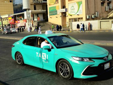 Mekke, Suudi Arabistan, 6 Haziran 2024: Mekke Makkah Taksisi, kutsal şehrin içinde ve dışında hacıları taşımak için kullanılan bir araç, bir sürücü tipi, seçici odaklı bir araç.