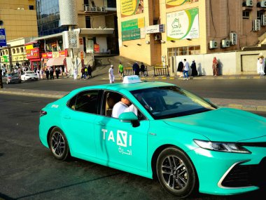 Mekke, Suudi Arabistan, 6 Haziran 2024: Mekke Makkah Taksisi, kutsal şehrin içinde ve dışında hacıları taşımak için kullanılan bir araç, bir sürücü tipi, seçici odaklı bir araç.