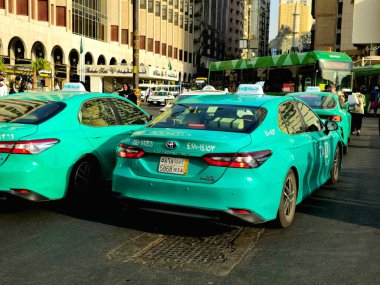 Mekke, Suudi Arabistan, 6 Haziran 2024: Mekke Makkah Taksisi, kutsal şehrin içinde ve dışında hacıları taşımak için kullanılan bir araç, bir sürücü tipi, seçici odaklı bir araç.