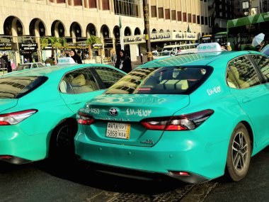 Mekke, Suudi Arabistan, 6 Haziran 2024: Mekke Makkah Taksisi, kutsal şehrin içinde ve dışında hacıları taşımak için kullanılan bir araç, bir sürücü tipi, seçici odaklı bir araç.