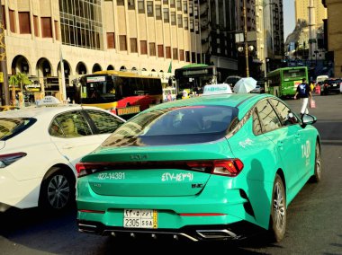 Mekke, Suudi Arabistan, 6 Haziran 2024: Mekke Makkah Taksisi, kutsal şehrin içinde ve dışında hacıları taşımak için kullanılan bir araç, bir sürücü tipi, seçici odaklı bir araç.