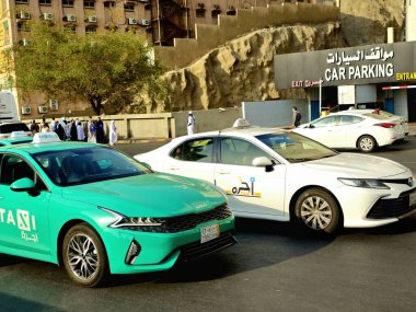 Mekke, Suudi Arabistan, 6 Haziran 2024: Mekke Makkah Taksisi, kutsal şehrin içinde ve dışında hacıları taşımak için kullanılan bir araç, bir sürücü tipi, seçici odaklı bir araç.