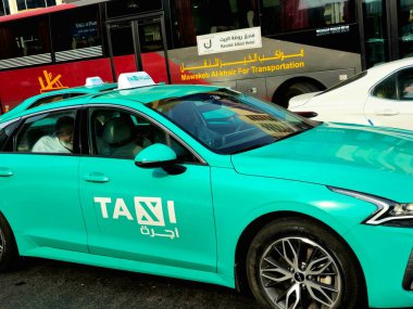Mekke, Suudi Arabistan, 8 Haziran 2024: Mekke Makkah Taksisi, kutsal şehrin içinde ve dışında hacıları taşımak için kullanılan bir araç, bir sürücü tipi, seçici odaklı bir araç.