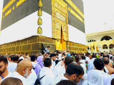 Mekke, Suudi Arabistan, 12 Haziran 2024: El-Kabe 'yi çevreleyen mermer alan Büyük Cami Mataf, Müslümanlar kutsal Kabe' nin (Tawaf) çevresini sardılar.