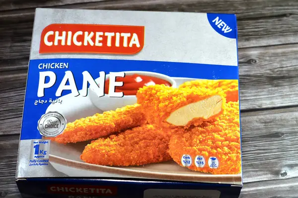 Kahire, Mısır, 19 Eylül 2024: Chicketita tam pişmiş 1 KG tavuk camı, kızarmış tavuk eti, baharatlı ve lezzetli çıtır ekmek kırıntılarıyla kaplı taze tavuk eti