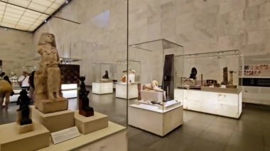 Kahire, Mısır, 6 Ekim 2024: Eski Kahire 'deki Ulusal Mısır Uygarlığı Müzesi (NMEC) içinde farklı anıtlar sergilenmektedir.