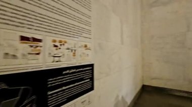 Kahire, Mısır, 6 Ekim 2024: Eski Kahire 'deki Ulusal Mısır Uygarlığı Müzesi (NMEC) içinde farklı anıtlar sergilenmektedir.