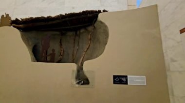 Kahire, Mısır, 6 Ekim 2024: Eski Kahire 'deki Ulusal Mısır Uygarlığı Müzesi (NMEC) içinde farklı anıtlar sergilenmektedir.