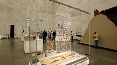 Kahire, Mısır, 6 Ekim 2024: Eski Kahire 'deki Ulusal Mısır Uygarlığı Müzesi (NMEC) içinde farklı anıtlar sergilenmektedir.