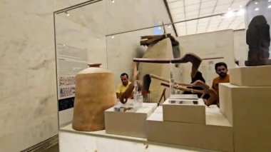 Kahire, Mısır, 6 Ekim 2024: Eski Kahire 'deki Ulusal Mısır Uygarlığı Müzesi (NMEC) içinde farklı anıtlar sergilenmektedir.