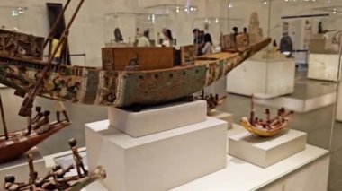 Kahire, Mısır, 6 Ekim 2024: Eski Kahire 'deki Ulusal Mısır Uygarlığı Müzesi (NMEC) içinde farklı anıtlar sergilenmektedir.