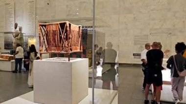 Kahire, Mısır, 6 Ekim 2024: Eski Kahire 'deki Ulusal Mısır Uygarlığı Müzesi (NMEC) içinde farklı anıtlar sergilenmektedir.