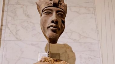 Kahire, Mısır, 6 Ekim 2024: Akhenaten, Akhenaton veya Echnaton, eski Mısır firavunu III. Amenhotep ve Tiye 'nin oğlu, Eski Kahire' deki Ulusal Mısır Medeniyeti Müzesi (NMEC)
