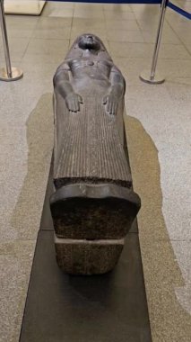 Kahire, Mısır, 6 Ekim 2024: Eski Kahire 'de bulunan Mısır Uygarlığı Ulusal Müzesi' ndeki (NMEC) antik tabut, Mısır medeniyetini temsil etmektedir.