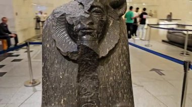 Kahire, Mısır, 6 Ekim 2024: Eski Kahire 'de bulunan Ulusal Mısır Uygarlığı Müzesi' ndeki (NMEC) anıtlar, Mısır medeniyetini temsil etmektedir.