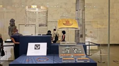 Kahire, Mısır, 6 Ekim 2024: Eski Kahire 'deki Ulusal Mısır Uygarlığı Müzesi (NMEC) içinde farklı anıtlar sergilenmektedir.