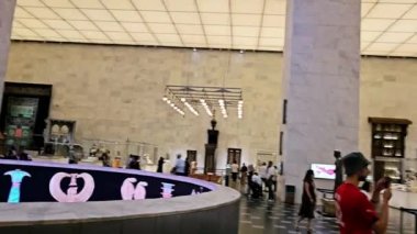 Kahire, Mısır, 6 Ekim 2024: Eski Kahire 'deki Ulusal Mısır Uygarlığı Müzesi (NMEC) içinde farklı anıtlar sergilenmektedir.