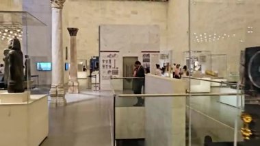 Kahire, Mısır, 6 Ekim 2024: Eski Kahire 'deki Ulusal Mısır Uygarlığı Müzesi (NMEC) içinde farklı anıtlar sergilenmektedir.