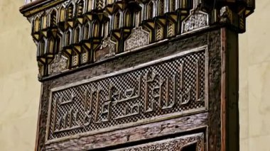 Kahire, Mısır, 6 Ekim 2024: Minbar AbouBakr İbn Mizhar camii, vaazın (khutbah) teslim edildiği yer, Eski Kahire 'de bulunan Ulusal Mısır Medeniyet Müzesi (NMEC)