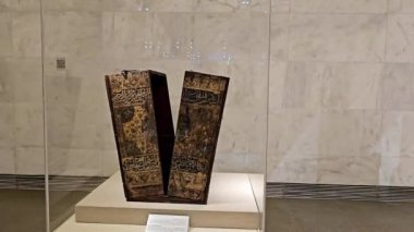 Kahire, Mısır, 6 Ekim 2024: Eski Kahire 'de bulunan Ulusal Mısır Medeniyeti Müzesi' nde (NMEC) Kur 'an kutusu, Mısır medeniyetini temsil etmektedir.