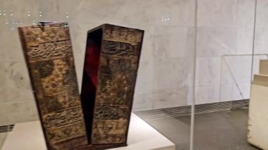 Kahire, Mısır, 6 Ekim 2024: Eski Kahire 'de bulunan Ulusal Mısır Medeniyeti Müzesi' nde (NMEC) Kur 'an kutusu, Mısır medeniyetini temsil etmektedir.