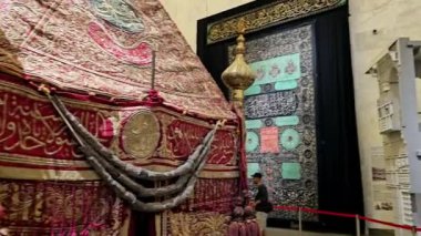 Kahire, Mısır, 6 Ekim 2024: Kiswa perdeleri, Eski Kahire 'de bulunan Mısır Medeniyeti Ulusal Müzesi (NMEC), Makkah' a gönderilen Kutsal Kabe ve El Mahmal Kiswa 'yı kaplayan giysiler