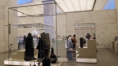 Kahire, Mısır, 6 Ekim 2024: Eski Kahire 'deki Ulusal Mısır Uygarlığı Müzesi' nde (NMEC) çeşitli eşyalar sergilenmektedir.