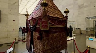 Kahire, Mısır, 6 Ekim 2024: Al-Mahmal Kiswa Kabe örtüsü tamamlandığında yapılan geçit töreni Eski Kahire 'deki Ulusal Mısır Medeniyeti Müzesi' ne (NMEC) gönderildi.