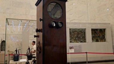 Kahire, Mısır, 6 Ekim 2024: Eski Kahire 'deki Ulusal Mısır Uygarlığı Müzesi' nde (NMEC) çeşitli eşyalar sergilenmektedir.