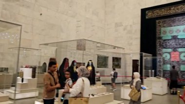 Kahire, Mısır, 6 Ekim 2024: Eski Kahire 'deki Ulusal Mısır Uygarlığı Müzesi' nde (NMEC) çeşitli eşyalar sergilenmektedir.