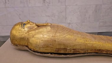 Kahire, Mısır, 6 Ekim 2024: Eski Kahire 'de bulunan Mısır Medeniyeti Ulusal Müzesi' nde (NMEC) Ptolemaic döneminden kalma altın yaldızlı bir antik Mısır tabutu olan Nedjemankh 'ın tabutu