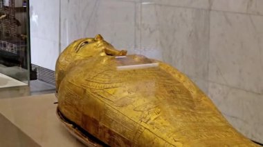 Kahire, Mısır, 6 Ekim 2024: Eski Kahire 'de bulunan Mısır Medeniyeti Ulusal Müzesi' nde (NMEC) Ptolemaic döneminden kalma altın yaldızlı bir antik Mısır tabutu olan Nedjemankh 'ın tabutu